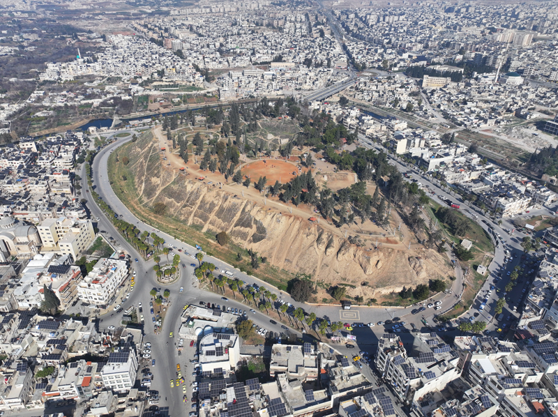 <p><b>- 'CESETLERLE DOLU SOKAKTAN YÜRÜDÜK'</b></p><p>Hama katliamında yaşananları belgeleme çalışmaları yürüten aktivist Muhammed Şakik, 1982'de Baas rejimi güçlerinin kent merkezini bombalamak için kullandığı Hama Kalesi'nin bulunduğu tepede AA muhabirine açıklamalarda bulundu.</p>