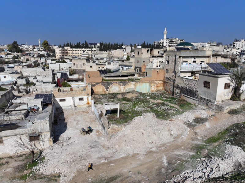 <p>Duvar önünde beklerken çok korktuklarını dile getiren Şakaki, 'Çocuklar ağlıyordu. Kız kardeşimin eşini alıp götürdüler. Erkekler şu ana kadar neredeler bilmiyoruz.' diye konuştu.</p>