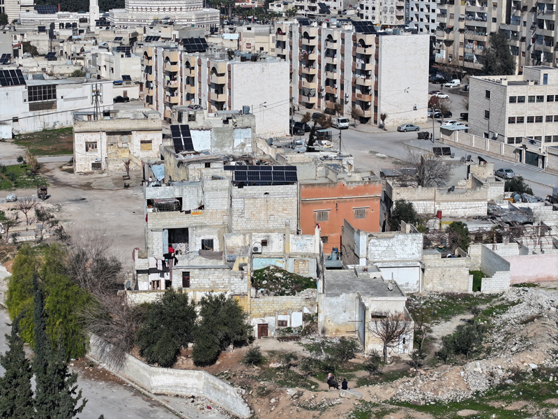 <p><b>- 'BİZE 'SİZİ VURACAĞIZ' DEDİLER'</b></p><p>Rıfat Esed komutasındaki ordu birliklerinin kent merkezine baskınlar düzenlediği sırada Başuriyye Mahallesi'nde yaşayan Hind Şakaki, katliama 22 yaşındayken tanıklık ettiği olayı şöyle anlattı:</p><p>'Askerleri (evden) bizi çağırarak, bu duvarın önünde sıraya dizdi. Bize 'sizi vuracağız' dediler. 'Kadınız' dedik, dil döktük. Sonra erkekleri sağ tarafa, bizi de buradaki yakınlarımızın yanına aldılar. Burada (bodrum katında) 1 ay kaldık. Sonra ne oldu bilmiyoruz. Erkeklerimizi götürdüler, geri dönen olmadı.' dedi.</p>