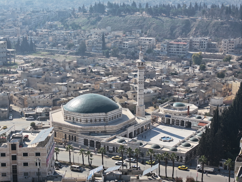 <p>Saldırılar sırasında bulundukları bodrumun roket saldırısıyla hedef alındığını ifade eden Şakik, bir süre enkazda kaldıktan sonra çıkabildiklerini ekledi.</p>