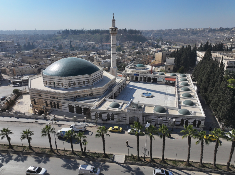 <p>Şakik, 'Evden çıkıp yürüdüğümüz sokak çok dardı, yollarda su neredeyse dizime kadardı. Çocuktum çizmelerime sular doluyordu. Çok zor durumdu. Annem elimden tutup beni çekiyordu, düştüğümde yerdeki su ve kanları yutuyordum. Su ve kan karışmıştı. Cesetler üzerinden yürüyorduk. Asida Mahallesi'nin başından yürüdük, (İşaret ederek) şu binanın köşesinden diğer köşeye kadar yürüdük. Yaklaşık 300 metre, cesetlerle dolu sokaktan yürüdük.' diye konuştu.</p>