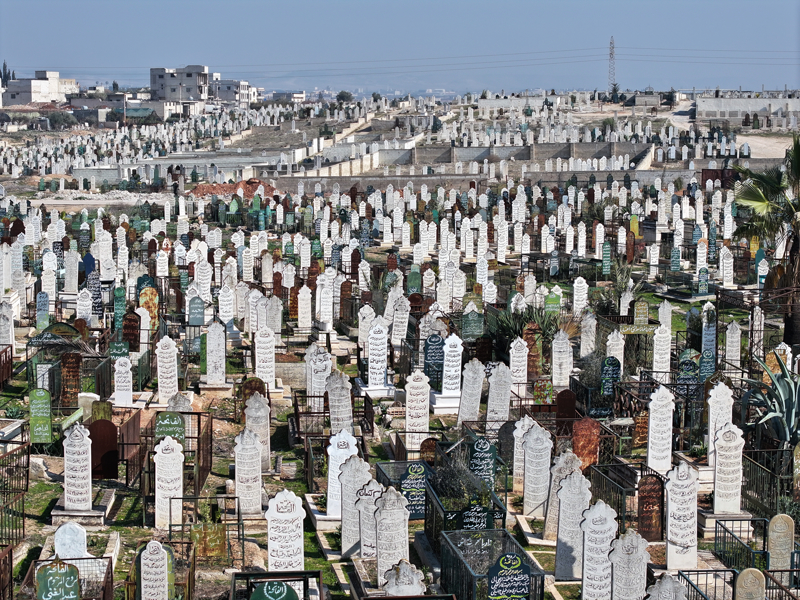 <p>Komşularına geçtikten hemen sonra bir tankın evlerini hedef alarak yıktığını belirten Şakaki, bodrum katında yaklaşık 35 kişiyle 25 gün boyunca zorlu şartlarda yaşadıklarını vurguladı.</p>