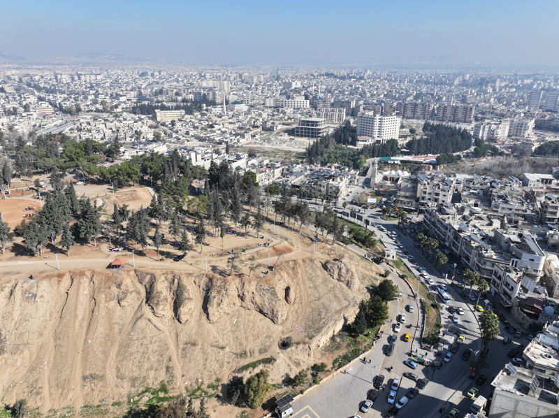 <p>Şakaki, 'Bodrumdayken bombardıman seslerini duyuyorduk. Ne olduğunu bilmiyorduk. Penceresi, kapısı olmayan bir bodrumdu, korkuyorduk, hareket edemiyorduk.' ifadelerini kullandı.</p>