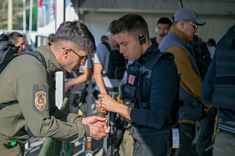 <p><b><font size='2'>��te nefes kesen o kareler; </font></b></p>