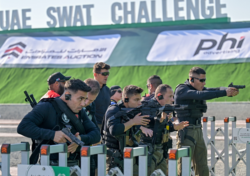 <p>Dubai kentinde devam eden etkinlikte, 46 �lkeden 105 tak�m kat�ld�. Yar��mada ekipler, 'Taktik Yar��ma, Sald�r� Yar��mas�, Kurtarma, Y�ksek Kule Yar��mas� ve Engelli Parkur' olmak �zere be� ana kategoride yar���yor. </p>