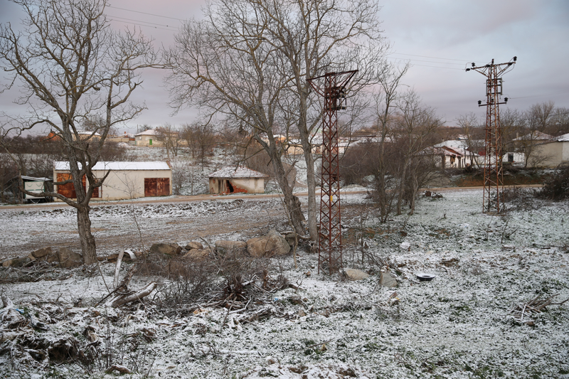 <p>Karayolları ve İl Özel İdaresi ekipleri, uluslararası kara yolunda trafiğin aksamaması için teyakkuzda bekliyor.</p>