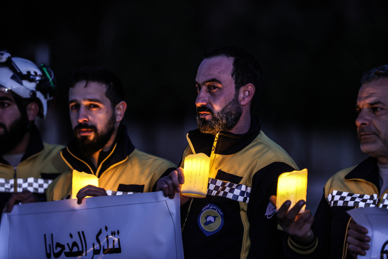 <p>Sivil Savunma Sözcüsü İsmail Abdullah, AA muhabirine yaptığı açıklamada, 2 yıl önce meydana gelen depremde hayatını kaybedenleri anmak için bir araya geldiklerini söyledi.</p>