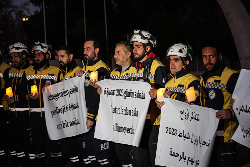 <p>Abdullah, depremde Suriye'de evi yıkılan binlerce ailenin çadırlarda yaşamak zorunda kaldığını belirterek, mağdurların unutulmaması gerektiğini vurguladı.</p>