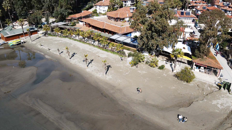 <p>Akdeniz ve Ege kıyıları boyunca birkaç gündür deniz çekilmelerinin görüldüğünü aktaran Özçelik, bir yandan da Santorini Adası'nda yaşanan depremler görülünce vatandaşlarda bir endişe oluştuğunu kaydetti.</p>