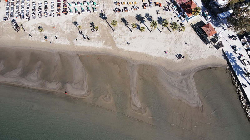 <p>Akyaka sahilinde suyun çekildiği alan ve oluşan kum adacıkları dronla görüntülendi.</p>