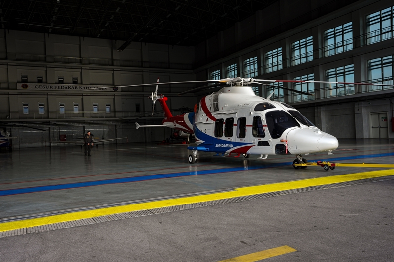 <p>G�kbey'in envanterde bulunan helikopterlerden daha iyi kabiliyetlere sahip oldu�una i�aret eder �nanl�, 'Ula�abilece�i azami menzil di�er helikopterlere nazaran daha fazla. �rne�in halen kulland���m�z hava ara�lar� 2,5 saat civar� havada kalabiliyorken, G�kbey helikopteri 3 saat 45 dakika kadar uzun bir s�re havada kal�� s�resine sahip.' ifadelerini kulland�.</p>