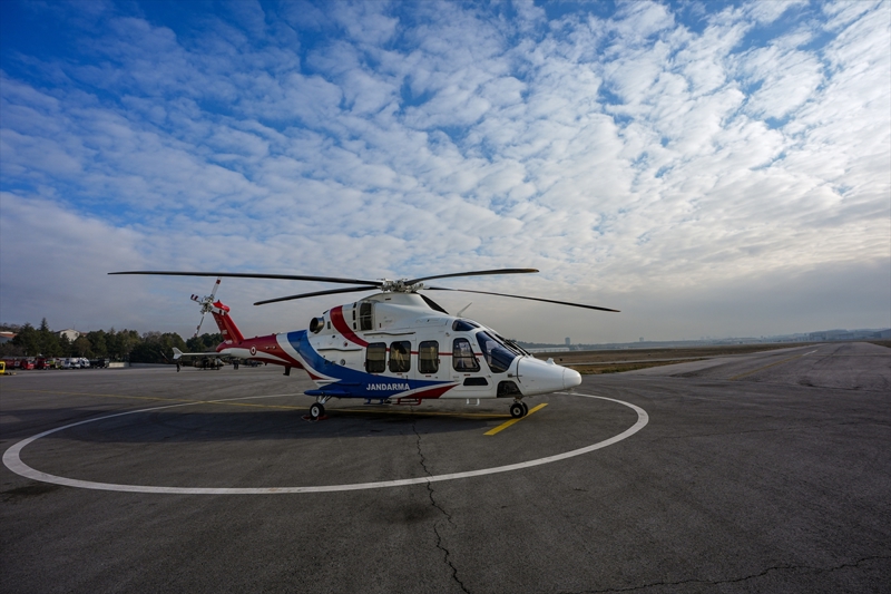 <p>G�kbey helikopterinin vatan sath�nda ihtiya� duyulan her yerde, kendi s�n�f�na uygun g�revlerde kullan�lmas�n�n planland���n� belirten �nanl�, personel malzeme nakli, arama kurtarma, s�hhi tahliye, komuta kontrol, asayi� ve trafik kontrollerinin bu g�revlerden baz�lar� oldu�unu vurgulad�.</p>