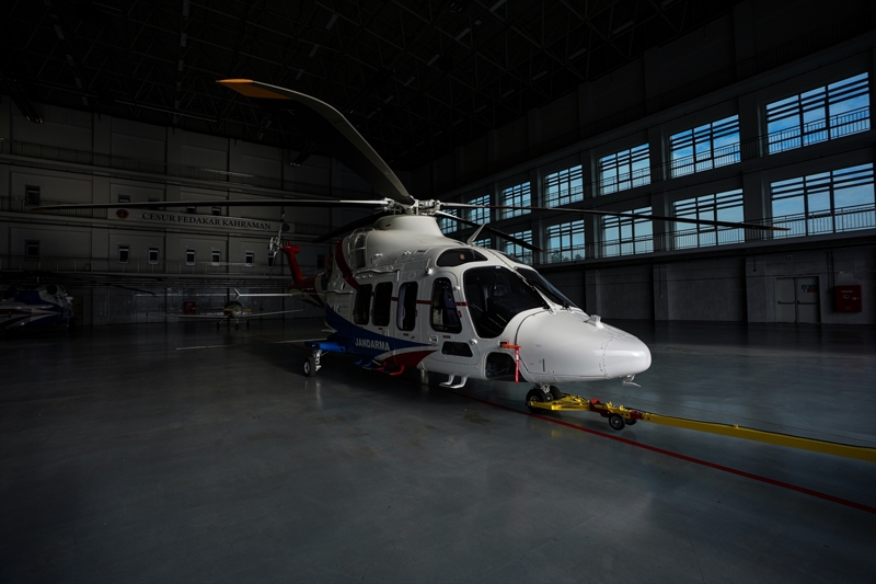 <p>'Bize ihtiyac�n�z oldu�unda g�ky�z�ne bakman�z yeterli.' Jandarma havac�l���n�n g�revi anlay���n� anlatan bir s�zd�r bizim i�in. Envanterimize dahil olan G�kbey helikopterleri sayesinde yurdun daha fazla noktas�nda konu�lanarak, g�revlerimizi daha h�zl� ve etkin yerine getirece�iz. G�kbey helikopteri orta s�n�f bir helikopter. Bu s�n�fta bir helikopterimiz yok. Bu a���� da kapatm�� olaca��z.'</p>