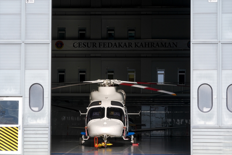 <p>T�m helikopterlerde oldu�u gibi s�cakl�k ve irtifan�n, hava arac�n�n ta��ma kapasitesini etkiledi�ini belirten Sa�lamsaat�i, '�zellikle G�kbey helikopteri, y�ksek irtifa ve y�ksek s�cakl�klarda maksimum kalk�� a��rl��� ile g�rev yapabilecek �ekilde tasarlanm��t�r. Sivil olarak 12 personel, askeri olarak te�hizatl� 10 askeri personeli ta��yabilecek kapasitededir.' dedi.</p>