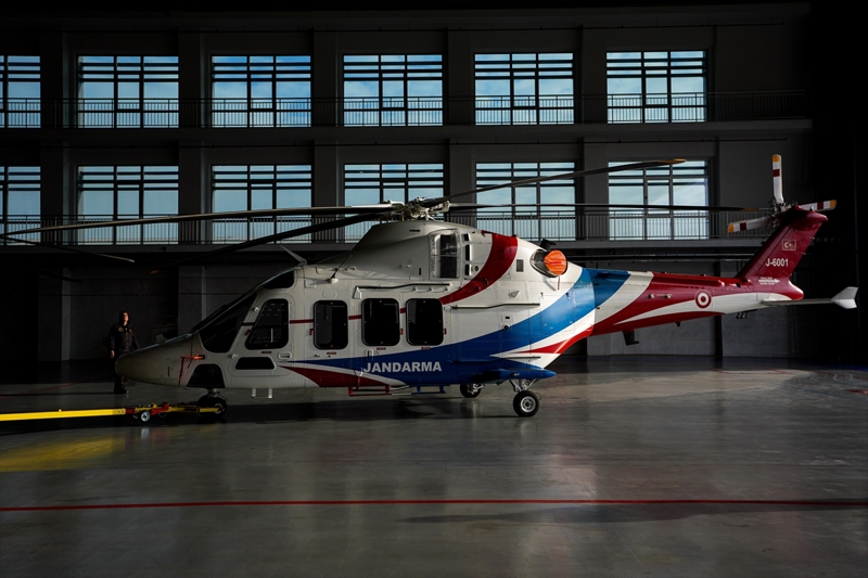 <p>'Jandarma Havac�l�k Komutanl���n�n UH-1 helikopterleri yerine yeni ve modern orta s�n�f genel maksat helikopteri tedarik s�reci devam ediyordu. Bu s�re� d��a ba��ml�yd�. G�kbey projesi ortaya ��kt���nda, di�er b�t�n alternatiflerden vazge�ilerek tedarik s�reci durduruldu. TUSA� ile g�r��meler yap�larak tedarik s�reci G�kbey projesi �zerine kuruldu. G�kbey helikopterinin tercih edilmesi sebebi sadece yerli ve milli olmas� de�il, ihtiya�lar�m�z� en az yabanc� rakipleri kadar kar��layabiliyor olmas�yd�.'</p>