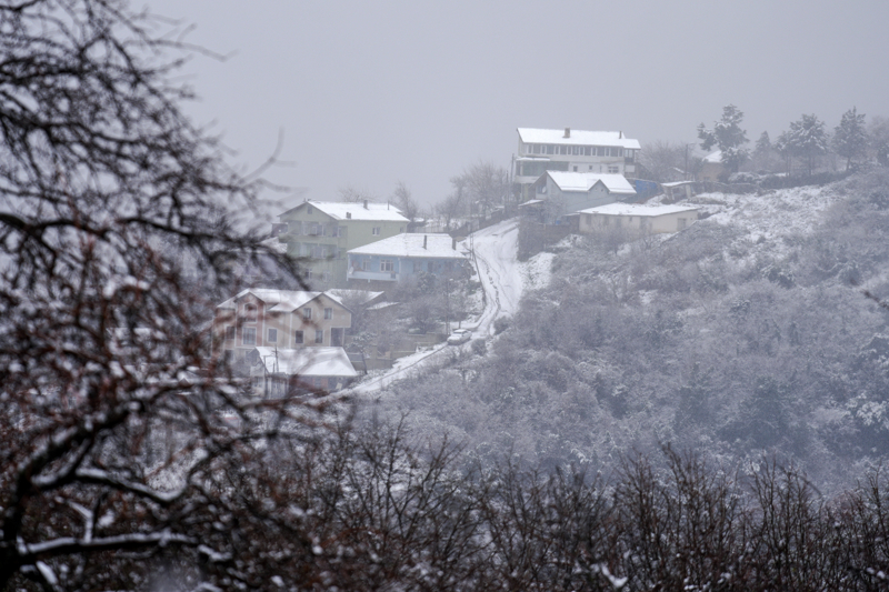 <p>stanbul'da Beykoz ve evresinde kar ya etkili oluyor.</p>