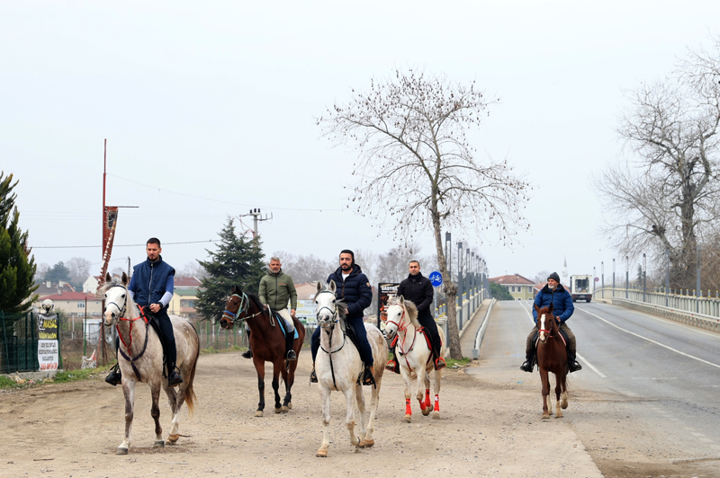 <p>Karaağaç Mahallesi'ndeki çiftlikten atlarıyla kent merkezine yola çıkan hacı adaylarını vatandaşlar Meriç Köprüsü üzerinde karşıladı.</p>