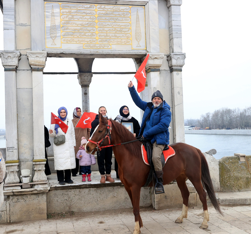 <p>Atları Türkiye'ye ulaşmayan hacı adaylarına karşılama töreni için Edirne'deki bir çiftlikten at tahsis edildi.</p>