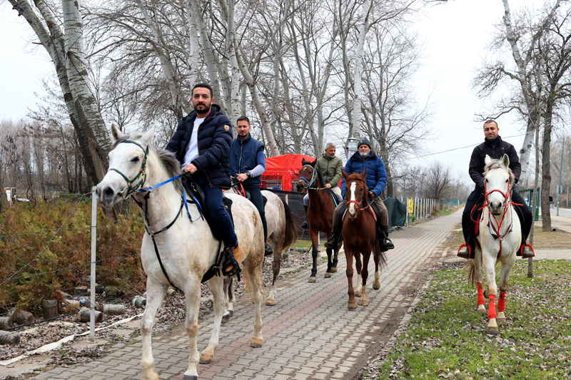 <p>Buradan kendilerini karşılayan diğer atlılarla yoluna devam eden hacı adayları Saraçlar Caddesi'nden geçerek Eski Cami önüne ulaştı.</p>