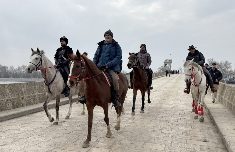 <p>Grubun lideri Abdallah Hernandez'in yıllar önce başarılı olduğu bir sınavın ardından Müslümanlığı seçtiğini anlatan Şentürk, 'Hernandez, daha sonraki yıllarda 'profesörlük sürecini başarıyla tamamlarsam atla hac yolculuğuna çıkacağım' diye niyet eder. O da gerçekleşince yola çıktılar ve uzun bir seyahatin ardından Türkiye'ye geldiler.' dedi.</p>