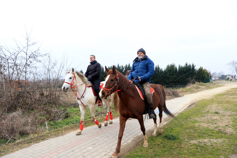 <p>Hacı adaylarına Türk bayrağı ile Kabe ve üç atlının resmedildiği tablo hediye edildi.</p>