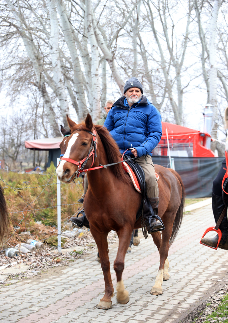 <p>YTB Edirne Ofisi Koordinatörü Prof. Dr. Mustafa Şentürk, gazetecilere yaptığı açıklamada, İspanya'dan gelen 3 hacı adayının Türkiye programı kapsamında Edirne'ye geldiğini söyledi.</p>