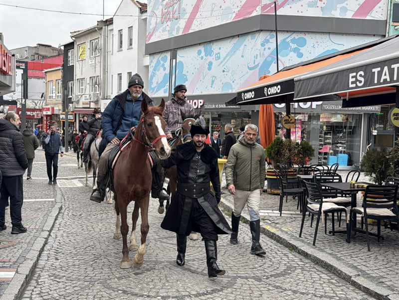 <p>Abdallah Hernandez ise at sırtında hac yolculuğunu gerçekleştirmek için yola çıktıklarını ifade etti.</p>