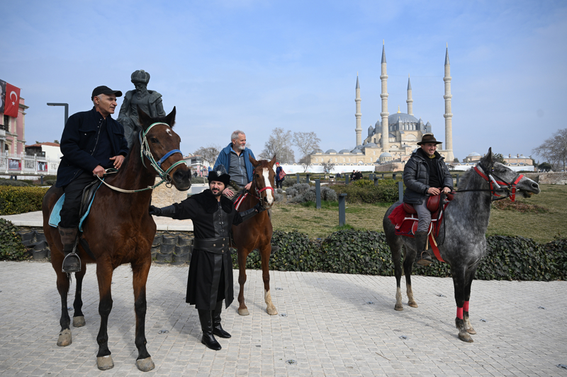 <p>Böyle bir yolculuğa çıkmaktan dolayı mutlu ve huzurlu olduklarını belirten Hernandez, '35 yıl önce Allah'a bir sözüm vardı. Bu sözü yerine getirmek için arkadaşlarla yola çıktık. Uzun ve çeşitli zorlukları olan bir yolculuğa çıktık. Allah'ın yardımı bizimle.' diye konuştu.</p>