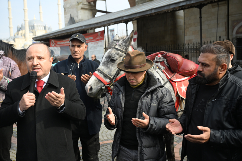 <p>Cuma namazını Eski Cami'de kılan grup cami çıkışı vatandaşlarla bir araya geldi.</p>