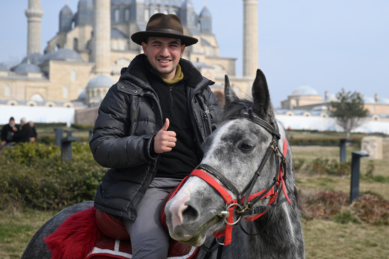 <p>Edirne Müftüsü Ercan Aksu, kutsal topraklara giden 3 hacı adayının mübarek bir yolculuk yaptığını belirterek, hayırlı yolculuklar diledi.</p>