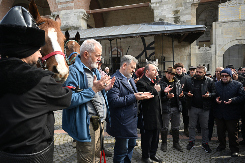 <p>Aksu'nun yaptığı duanın ardından grup YTB Edirne Ofisi'nde düzenlenen programa katıldı.</p>