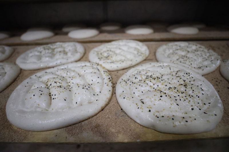 <p>Daha sonra odun ateşiyle fırını yakan ustalar, hazırlanan pideleri iftara yakın pişiriyor.</p><p>Taş fırından çıkan pidenin kokusunu duyan mahalle sakinleri, iftar vaktine yakın fırınların önündeki kuyrukta yerlerini alıyor.</p>