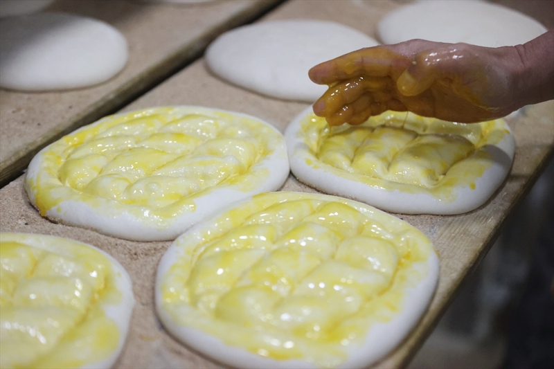 <p>Pide ustası Özcan Taşçı, AA muhabirine yaklaşık 44 yıldır fırında çalıştığını söyledi. <span >Ramazan ayında yoğun bir pide mesaisi sürdürdüklerini ifade eden Taşçı, ramazan ayının bereket ayı olduğunu belirtti.</span></p>