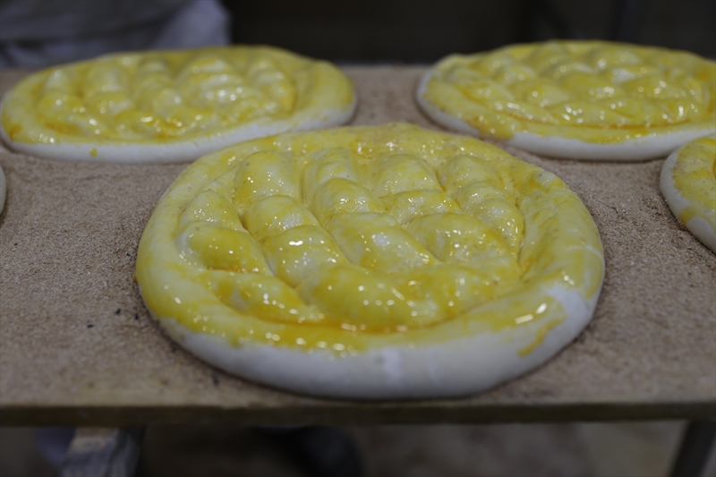 <p>Buram buram kokan sıcak pidesini alan vatandaşlar, evlerinin yoluna koyuluyor.</p>