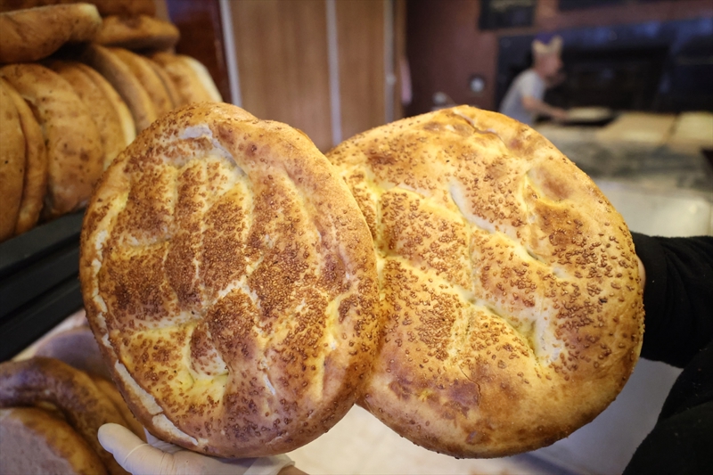 <p>Pidenin lezzetini ramazan ayından ve buğdaydan aldığını aktaran Coşkun, pidenin yapımının 3 saat sürdüğünü kaydetti.</p>