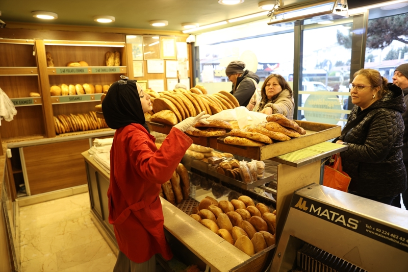 <p>Ramazan ayında pide kuyruğunda beklemenin insana ayrı bir haz verdiğini dile getiren Yılmaz, 'Anılarımızı depreştirmek, biraz vakit geçsin ve sıcak sıcak pide yiyelim diye geldik. Pidenin kokusu bizi çocukluğumuza götürüyor. Çocukluğumuzda mutlu günlerimiz olduğu için herkes çocukluğunu arar.' dedi.</p>
