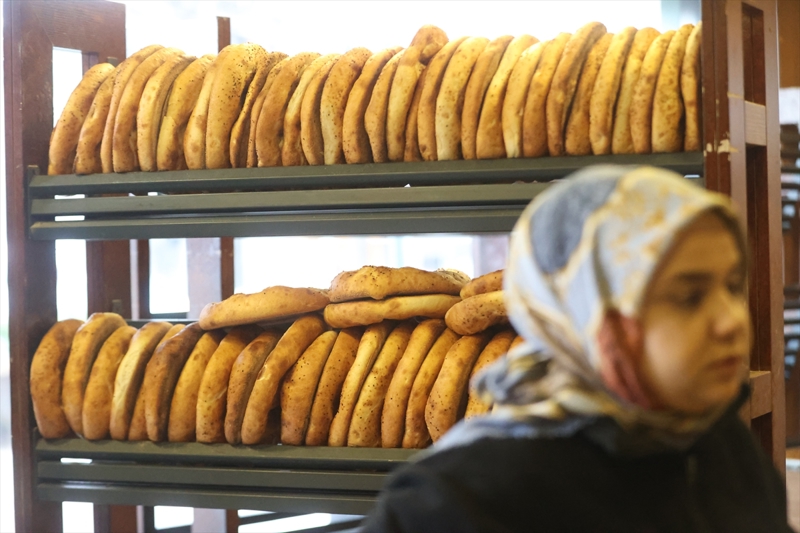 <p>Pide sırasında bekleyen Fethi Yılmaz da pide kokusunu aldığında çocukluğunun aklına geldiğini ifade etti.</p>