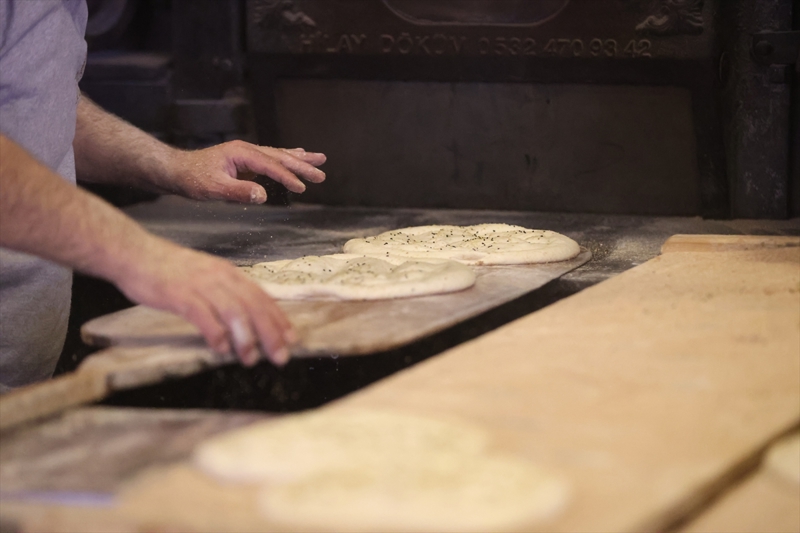 <p>Pide ustası Mehmet Coşkun ise pide hamurunun yaklaşık 1 saat kazanda yoğurulduğunu belirtti.</p>