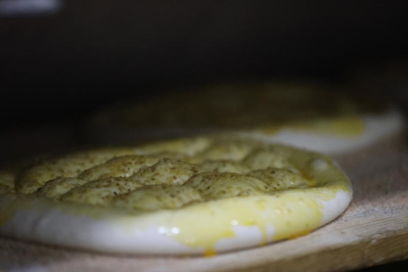 <p>Pidenin lezzetini ramazan ayından aldığına inandığını dile getiren Taşçı, yorgunluğunu pide sırasında bekleyen insanları gördüğünde unuttuğunu vurguladı.</p>