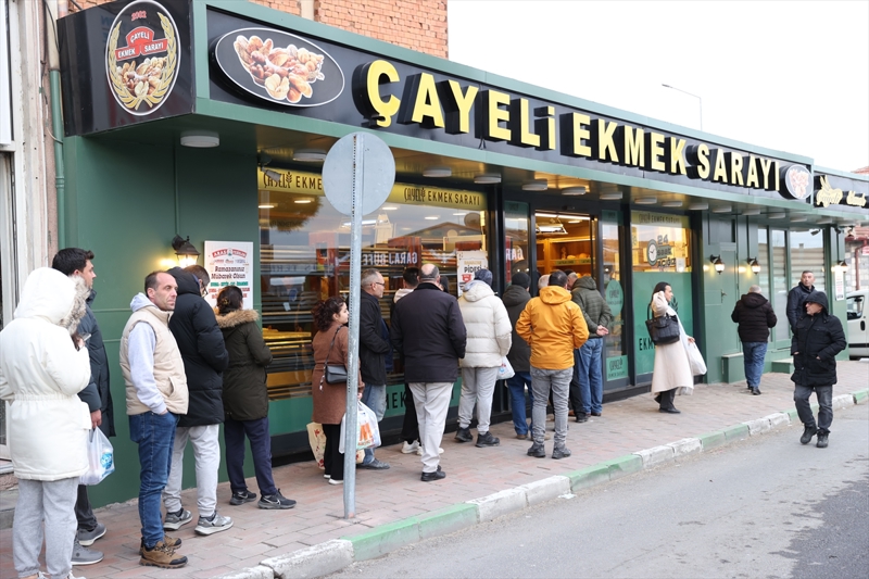 <p>Her akşam pide sırasında beklediğini ifade eden Yılmaz, sıra beklerken mahalle sakinleriyle tanışıp, hoş sohbetler de yaptıklarını sözlerine ekledi.</p>