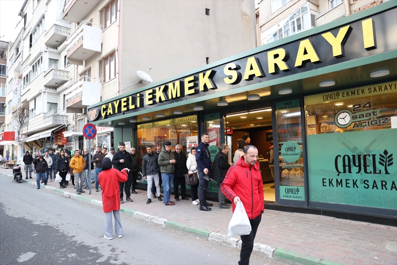 <p>Serkan Kara ise herkesin ramazanını tebrik ederek pide kuyruğunda beklemekten keyif aldığını dile getirdi.</p>