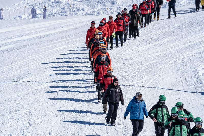 <p> Daha önce ekiplerin telesiyej sistemine tırmanış yaparak gerçekleştirdiği kurtarma çalışması, bu kez havadan yapıldı. </p>