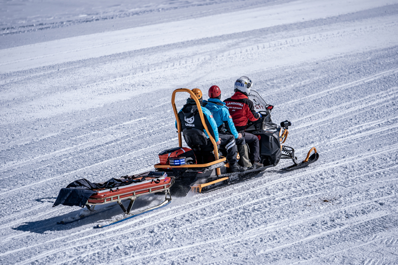 <p>Çığ ya da kar altında kalan kişilerin arama köpeği, tespit cihazları ve sonda kullanarak aranması, medikal kurtarma, tıbbi yardım uygulamaları, iletişim hatlarının onarımı ve teknik altyapının iyileştirilmesi, teleferikten kurtarma, hava araçları ile keşif ve kurtarma, tahliye, yolların açılması gibi konular üzerinden senaryolar gerçekleştirildi.</p>