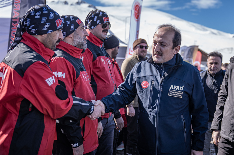 <p>Helikopterden sarkıtılan çelik halatla teleferikteki dar alanda mahsur kalanların kurtarılması sağlandı.</p>