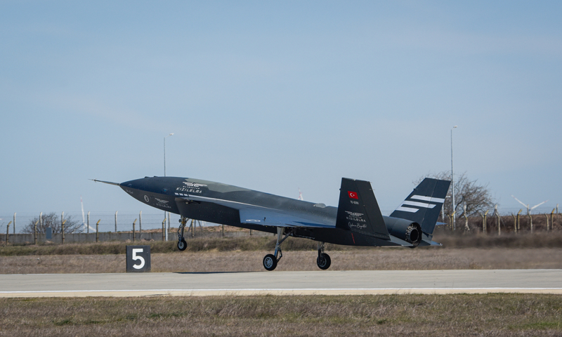 <p>Baykar'ın yüzde 100 öz sermayesi ile yola çıktığı Bayraktar KIZILELMA projesi 2021'de başladı. 14 Kasım 2022'de üretim hattından çıkan TC-ÖZB kuyruk numaralı Bayraktar KIZILELMA, AKINCI Uçuş Eğitim ve Test Merkezi'ne intikal etti. Burada yer testlerini süratli bir şekilde başarıyla tamamladıktan sonra 14 Aralık 2022 tarihinde ilk uçuşunu gerçekleştirdi. Bayraktar KIZILELMA bir yıl gibi rekor bir sürede gökyüzü ile buluştu.</p>