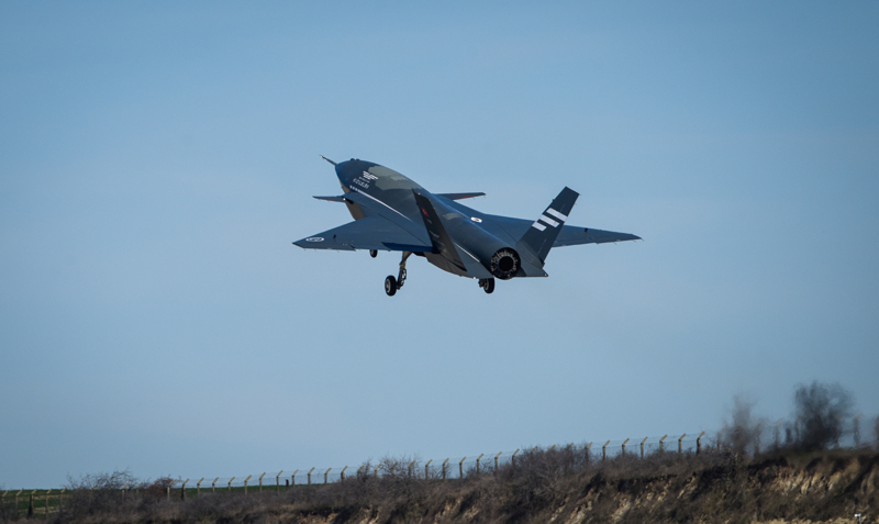 <p>Bayraktar KIZILELMA, TEKNOFEST 2023 boyunca dünya havacılık tarihinde ilk olan uçuşlara imza attı. Bayraktar AKINCI TİHA ile formasyon uçuşları gerçekleştiren Bayraktar KIZILELMA, 1 Mayıs 2023 tarihinde ise F-16 savaş jeti SOLOTÜRK ve F-5 jet uçaklarından oluşan Türk Yıldızları ile İstanbul semalarında filo konseptiyle kol uçuşu icra etti.</p>