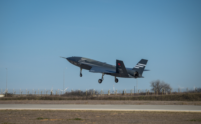 <p>2023'te sektör ihracatının üçte birini tek başına yapan Baykar, 2024'te de savunma ve havacılık sektörünün toplam ihracatının dörtte birini tek başına gerçekleştirerek Türkiye'yi küresel SİHA ihracat pazarında lider konuma taşıdı. <span >Dünyanın en büyük insansız hava aracı şirketi olan Baykar, Bayraktar TB2 SİHA için 34 ülkeyle, Bayraktar AKINCI TİHA için ise şimdiye kadar 11 ülkeyle ihracat anlaşması imzaladı.</span></p><p><span ><br></span></p>