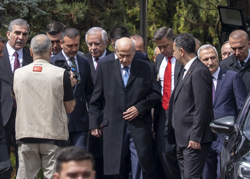 <p>İstirahati sonrası ilk olarak Türkeş'in Beştepe'deki anıt mezarına ziyarette bulunan Bahçeli, duanın ardından Türkeş'in kabrine kırmızı ve beyaz karanfiller bıraktı.</p>