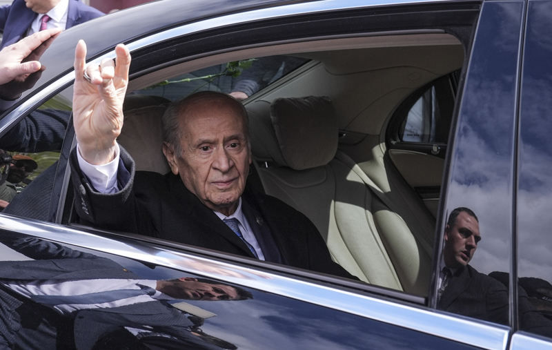 <p>Burada Bahçeli'nin aracını güller atarak karşılayan sevenleri "Durma ilerle evlatların seninle", "Hareketin lideri Devlet Bahçeli" sloganları attı.</p>