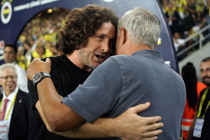 <p><b>BANZA'NIN RAKİBİ FATİH TEKKE</b></p><p>Simon Banza bu sezon Trabzonspor'un Fenerbahçe'yi konuk ettiği maçta takımının iki golünü de atan isimdi. Bordo-mavililerin tarihinde bir Süper Lig sezonunda sarı-lacivertli ekibin filelerini üç kez havalandıran tek oyuncu, Banza'nın şu andaki teknik direktörü Fatih Tekke (2005/06).</p>